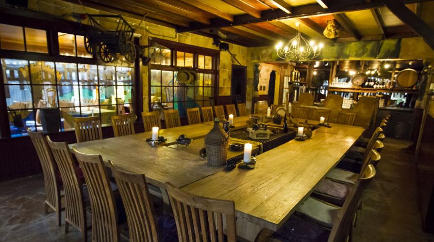 Eigener Saal mit langer Tafel im Robin Hood Ribhouse