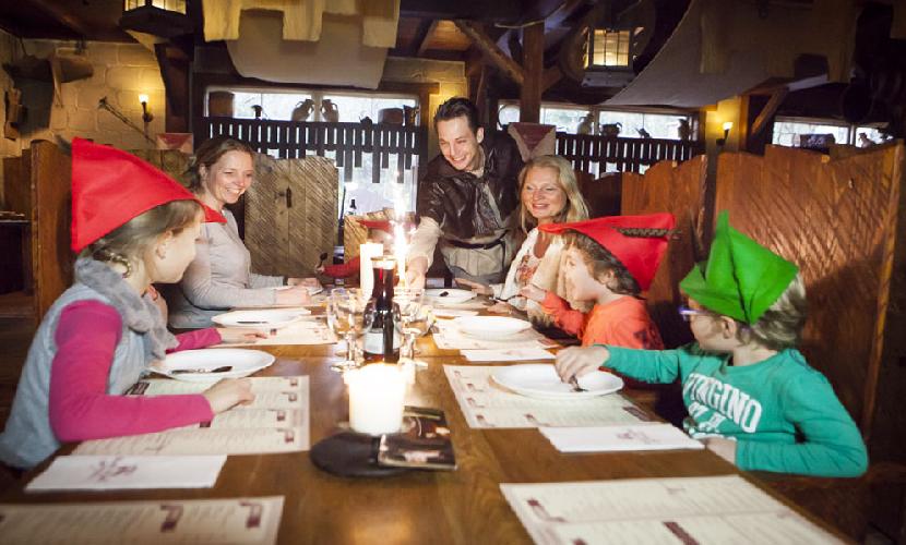 Familie am Tisch beim Robin's Familientag