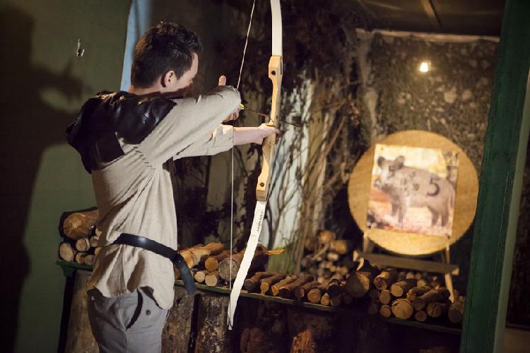 Bogenschießen im Schießstand Schutterij van Sherwood im Robin Hood Ribhouse